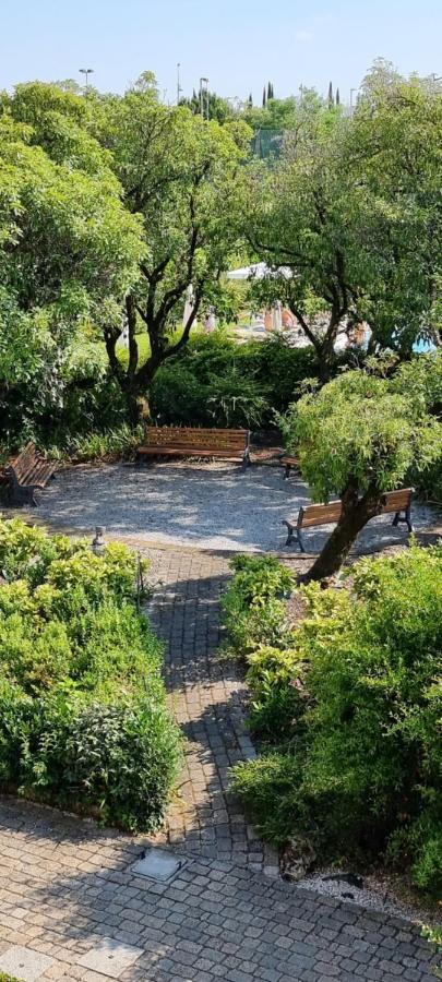 Dolce Blu Sirmione Apartamento Rivoltella del Garda Exterior foto
